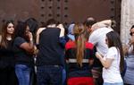 Pla mitjà de familiars i amics de la noia morta al Port Olímpic de Barcelona, abraçant-se durant l'acte d'homenatge que s'ha fet a la plaça Vella del
