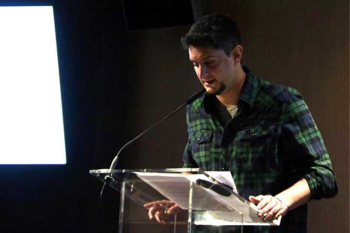 Pla mitjà de Gabo Mattioli, fundador de Punt de Vista, intervenint en l'acte de presentació de l'entitat. ACN