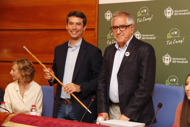 Pla mitjà de Kenneth Martínez, el candidat socialista elegit nou alcalde del Vendrell, amb la vara a les mans, al costat de Josep M. Llasat, exalcalde