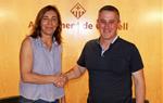 Pla mitjà de l'encaixada de mans entre la regidora del PP a Calafell, Maite González, i l'alcalde candidat a la reelecció, Ramon Ferré (PSC). PSC
