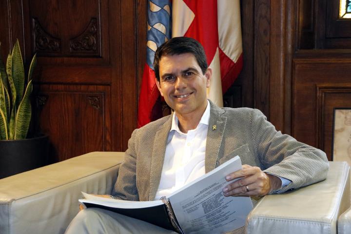 Pla mitjà de Marc Castells, alcalde en funcions d’Igualada, al seu despatx. Imatge del 28 de maig de 2018. ACN