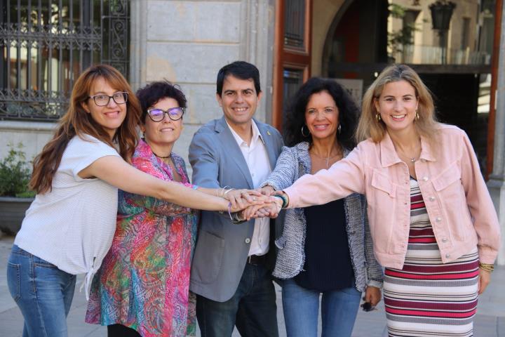 Pla mitjà de Marc Castells amb les quatre tinents d'alcalde a les portes de l'Ajuntament d'Igualada. ACN