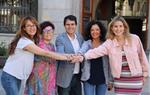 Pla mitjà de Marc Castells amb les quatre tinents d'alcalde a les portes de l'Ajuntament d'Igualada. ACN