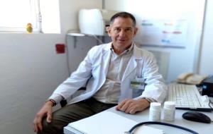 Pla mitjà de Pep Coll, metge i investigador de la Fundació Lluita contra la Sida assegut en una cadira del seu despatx. FLS