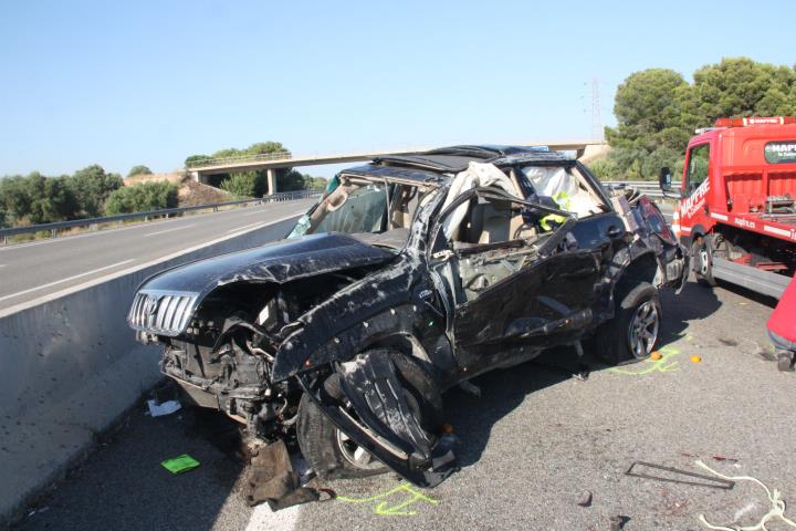 Pla mitjà del cotxe en el qual viatjava la víctima de l'accident mortal a l'AP-7, al terme municipal de Constantí. ACN
