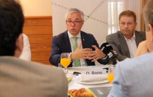 Pla mitjà del director general de Turisme de Catalunya, Octavi Bono, captat entre empresaris en un esmorzar de la FEGP. ACN
