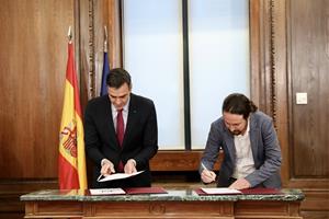 Pla mitjà del líder del PSOE, Pedro Sánchez, i del líder d'Unides Podem, Pablo Iglesias, signant l'acord programàtic del govern de coalició al Congrés