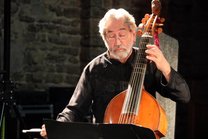 Pla mitjà del músic igualadí Jordi Savall durant el concert a la canònica del castell de Cardona. ACN