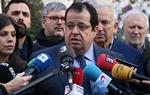Pla mitjà del portaveu jurídic dels presos d'ERC, Joan Ignasi Elena, en una atenció als mitjans prop del Suprem. ACN