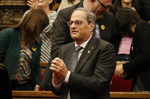 Pla mitjà del president de la Generalitat, Quim Torra, aplaudint la decisió del TJUE sobre Oriol Junqueras durant el ple del Parlament . ACN