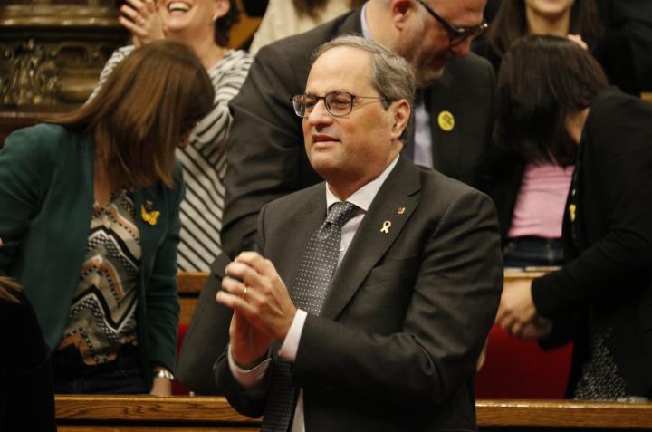 Pla mitjà del president de la Generalitat, Quim Torra, aplaudint la decisió del TJUE sobre Oriol Junqueras durant el ple del Parlament . ACN