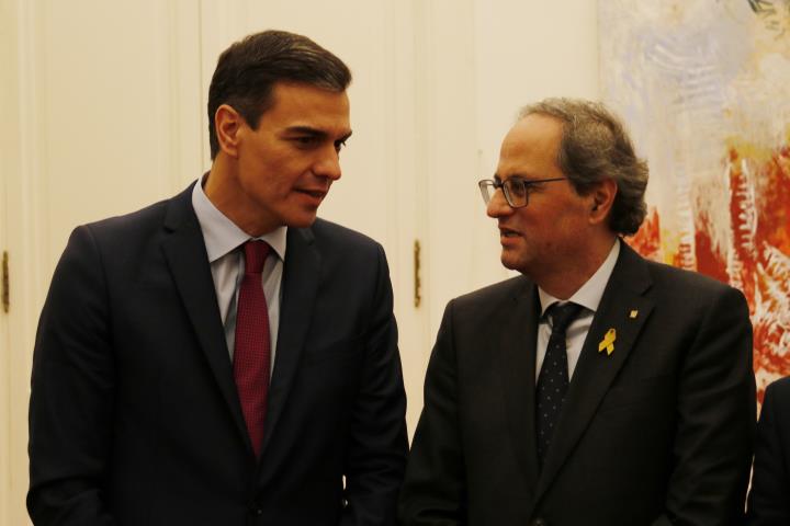 Pla mitjà del president del govern espanyol, Pedro Sánchez, i del president de la Generalitat, Quim Torra, junts a Barcelona el 20 de desembre de 2018