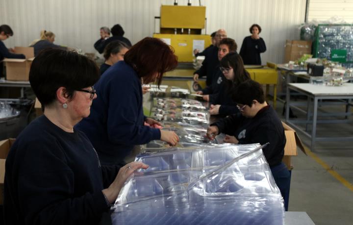 Pla mitjà d'una cadena d'embalatge en el centre especial de treball TEB de Sant Andreu, a Barcelona. ACN