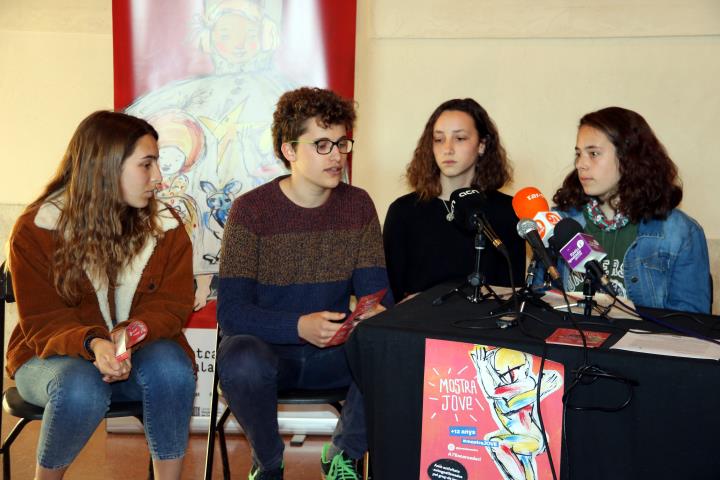 Pla mitjà d'una representació del Grup de Participació dels Joves durant la presentació del cartell. ACN