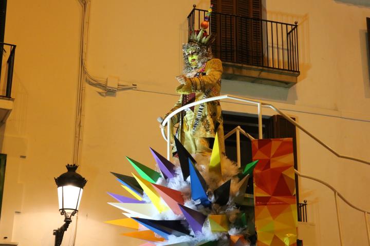 Pla obert contrapicat del Carnestoltes de Sitges ballant dalt la carrossa durant l'Arribo del 28 de febrer del 2019. ACN