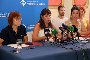 Pla obert de Blanca Albà (JxCat), Olga Arnau (ERC) i Marta Jofra (Capgirem Vilanova - CUP) en roda de premsa per presentar el pacte de govern 