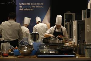 Pla obert de diversos aspirants cuinant el seu plat per aconseguir una de les beques BBVA per fer una estada al Celler de Can Roca. ACN