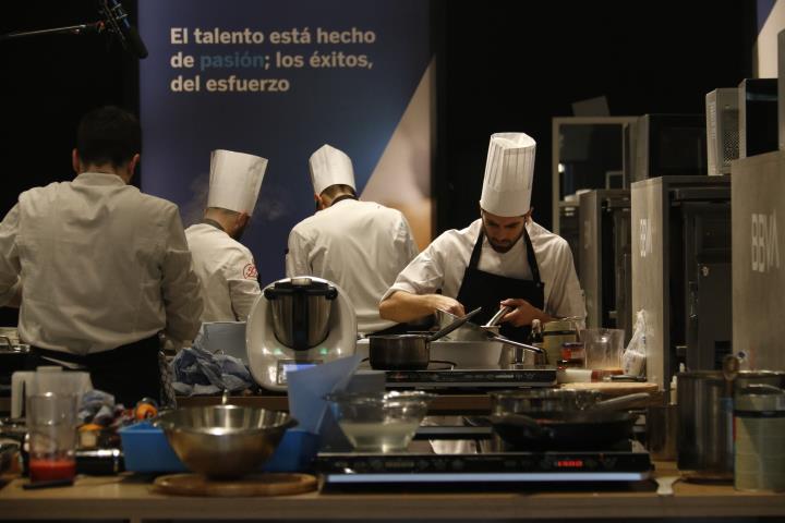 Pla obert de diversos aspirants cuinant el seu plat per aconseguir una de les beques BBVA per fer una estada al Celler de Can Roca. ACN