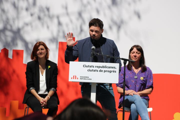 Pla obert de Gabriel Rufián, en un acte de precampanya d'ERC a Vilanova i la Geltrú, amb Carolina Telechea i la candidata a l'alcaldia Olga Arnau. ACN