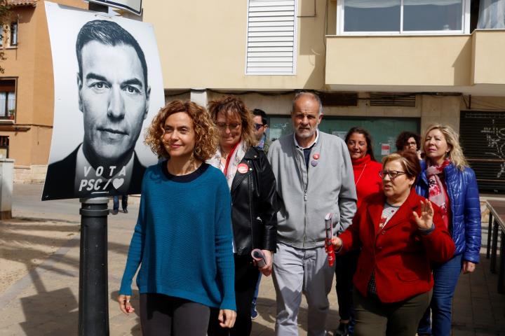 Pla obert de la cap de llista del PSC al 28-A, Meritxell Batet, passeja per Cunit amb el cap de llista del PSC per Tarragona, Joan Ruiz. ACN