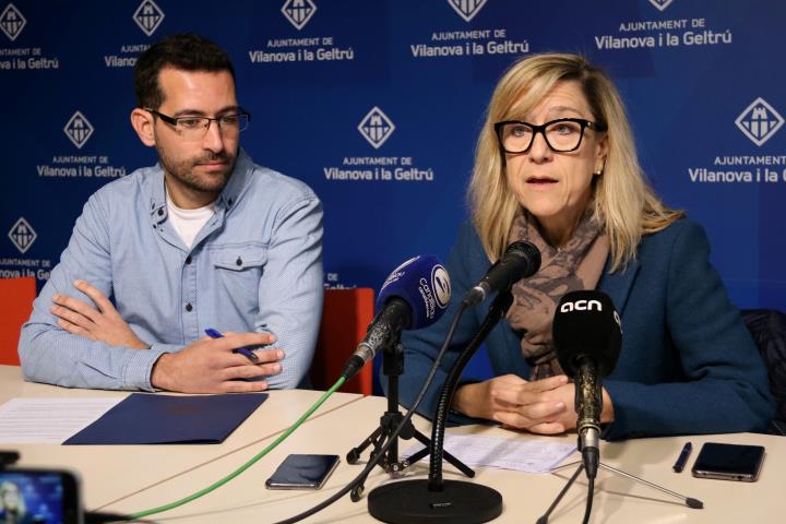 Pla obert de la roda de premsa del portaveu del govern de Vilanova, Jordi Medina, i de l'alcaldessa Neus Lloveras. ACN