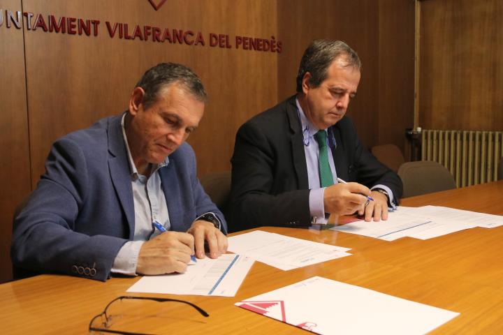 Pla obert de l'alcalde de Vilafranca, Pere Regull, i el director de Responsabilitat Social Corporativa de la Sareb, Gaspar González Palenzuela. ACN