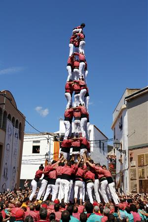 Pla obert del 2 de 9 amb folre i manilles descarregat pels Castellers de Vilafranca en la segona ronda de la diada de la Bisbal del Penedès