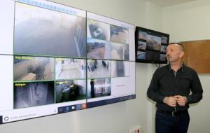 Pla obert del panel de visualització de les càmeres de vídeo vigilància de Calafell, explicat pel sots inspector de la Policia Local, Sergio González.