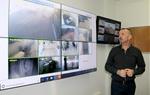 Pla obert del panel de visualització de les càmeres de vídeo vigilància de Calafell, explicat pel sots inspector de la Policia Local, Sergio González.