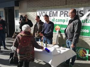Pla obert del tast organitzat per Unió de Pagesos davant del Carrefour de Lleida perquè els consumidors poguessin comparar olis d'oliva verge i verge