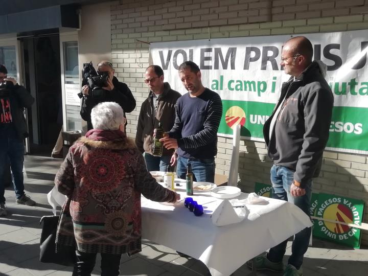 Pla obert del tast organitzat per Unió de Pagesos davant del Carrefour de Lleida perquè els consumidors poguessin comparar olis d'oliva verge i verge 