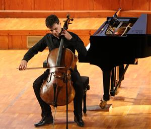 Pla obert del violoncel·lista Victor-Julien Lafarrière en el concert inaugural del 39è Festival Internacional de Música Pau Casals del Vendrell. ACN