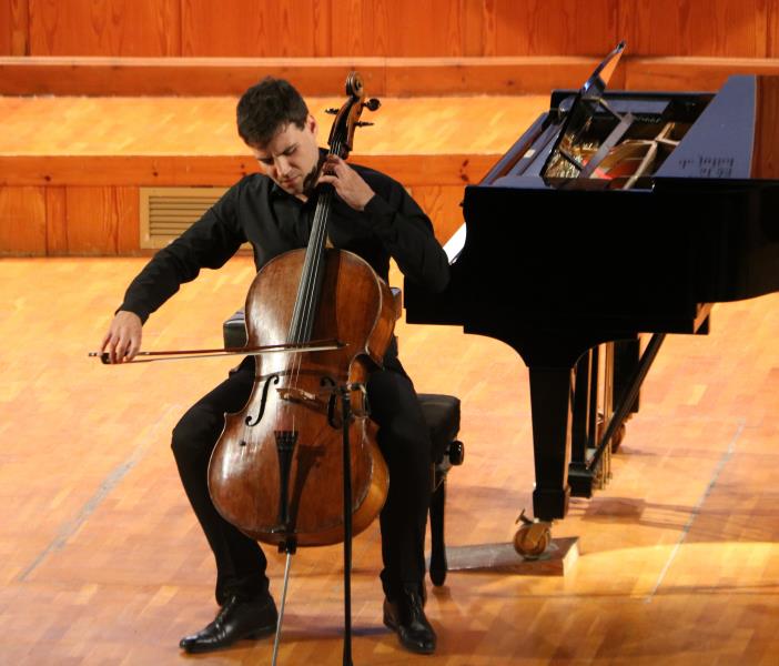 Pla obert del violoncel·lista Victor-Julien Lafarrière en el concert inaugural del 39è Festival Internacional de Música Pau Casals del Vendrell. ACN