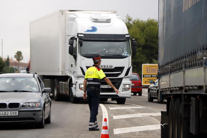 Pla obert d'un agent dels Mossos d'Esquadra aturant un camió a l'N-340, a l'alçada de Roda de Berà (Tarragonès), per on no hauria de circular. ACN