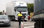 Pla obert d'un agent dels Mossos d'Esquadra aturant un camió a l'N-340, a l'alçada de Roda de Berà (Tarragonès), per on no hauria de circular. ACN