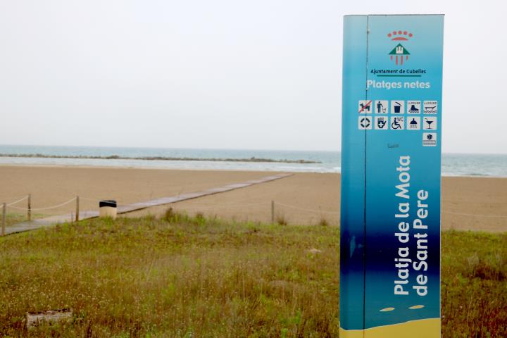 Pla obert d'un dels accessos a la platja de la Mota de Sant Pere. ACN