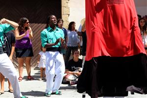 Pla obert d'un dels menors estrangers no acompanyats acollits a Cubelles, vestit amb camisa verda de geganter durant la Festa Major