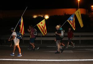 Pla obert d'uns participants a la Marxa per la Llibertat amb estelades metres abans d'arribar a Vilafranca del Penedès