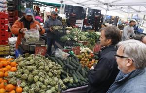 Pla picat del candidat d'ECP, Jaume Asens, comprant a una parada del mercat de Vilafranca del Penedès. ACN