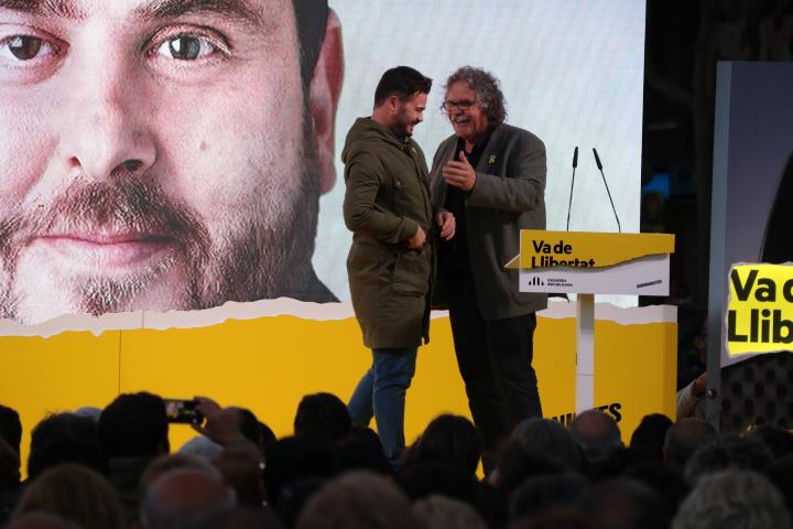 Pla sencer de Gabriel Rufián i Joan Tardà durant l'acte final de campanya d'ERC, el 26 d'abril de 2019. ACN