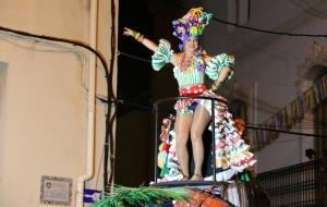 Pla sencer de la Reina del Carnaval de Sitges, ballant dalt la carrossa durant la rua de l'Arribo, el 29 de febrer del 2019 