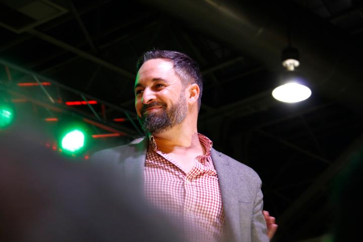 Pla tancat del president de Vox, Santiago Abascal, a l'acte d'inici de campanya, a la Farga de l'Hospitalet. ACN