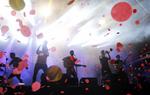Pluja de confeti durant el concert dels Catarres, al Canet Rock, el 7 de juliol de 2018. ACN