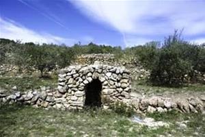 Pou de Cal déu negre a Torrelles de Foix.. Ajuntament de Torrelles