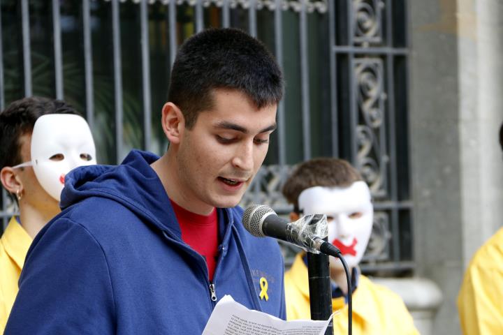 Primer pla de Joan Mangues, aquest diumenge durant la seva intervenció en la concentració a Igualada. ACN