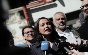Primer pla de la líder de Cs, Inés Arrimadas, atenent a la premsa des de Vilafranca del Penedès. ACN