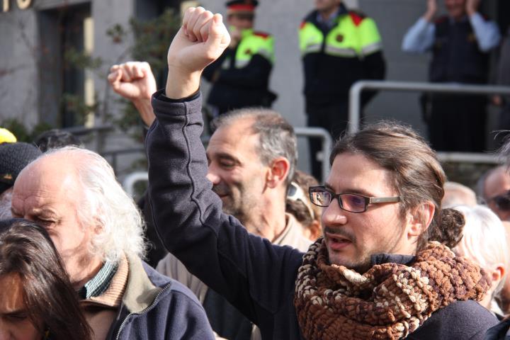 Primer pla del membre del CDR de Cerdanya Tomàs Sayes participant a la concentració feta davant dels jutjats de Puigcerdà. ACN