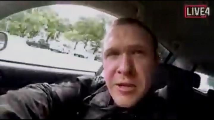 Primer pla d'un dels presumptes atacants de les mesquites de Christchurch, Nova Zelanda, en una captura d'un vídeo publicat suposadament per ell . ACN