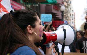 Primer pla d'una manifestant cridant consignes a favor del feminisme a la manifestació de Tarragona contra la sentència de 'La Manada' . ACN