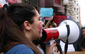 Primer pla d'una manifestant cridant consignes a favor del feminisme a la manifestació de Tarragona contra la sentència de 'La Manada' . ACN